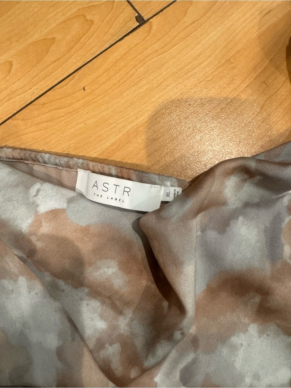ASTR THE LABEL beige & Gray Watercolor Puff-Sleeve Mini Dress - Picture 3 of 3